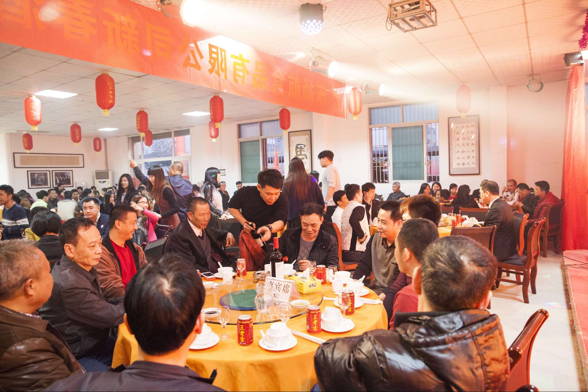 2016年3月18日攜手奮進(jìn)，筑夢(mèng)遠(yuǎn)航！——揚(yáng)航食品2016新春酒會(huì)